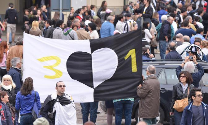 La bandiera mostrata da un tifoso ricorda il numero di scudetti vinti dalla Juve... sul campo: 31. Per la Figc sono 29: vanno esclusi i due del 2005 e del 2006 persi con le sentenze di Calciopoli. Ansa